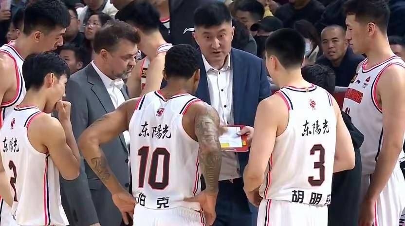 福建男篮与北京男篮交锋，胜负悬念继续